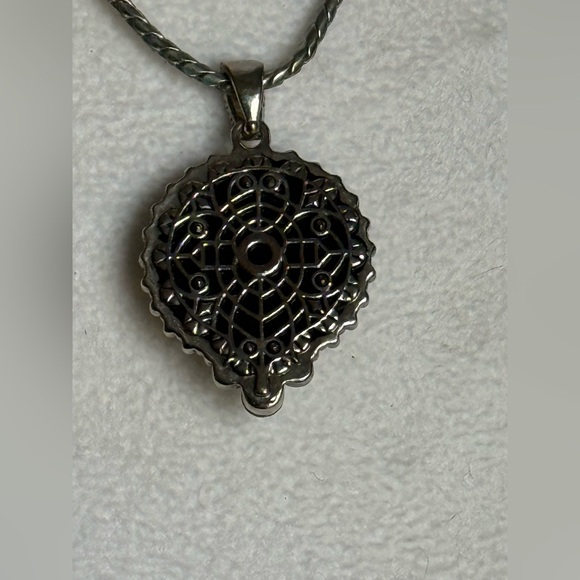 🌼 Vintage Cookie Lee Silver Tone Necklace with Yellow Lucite Floral Pendant - Picture 10 of 15